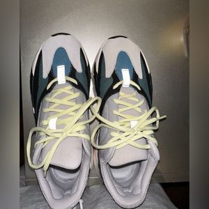 AUTHENTIC YEEZY 700 WAVE RUNNER MENS SIZE 9  GOOD CONDITION COMES WITH BOX